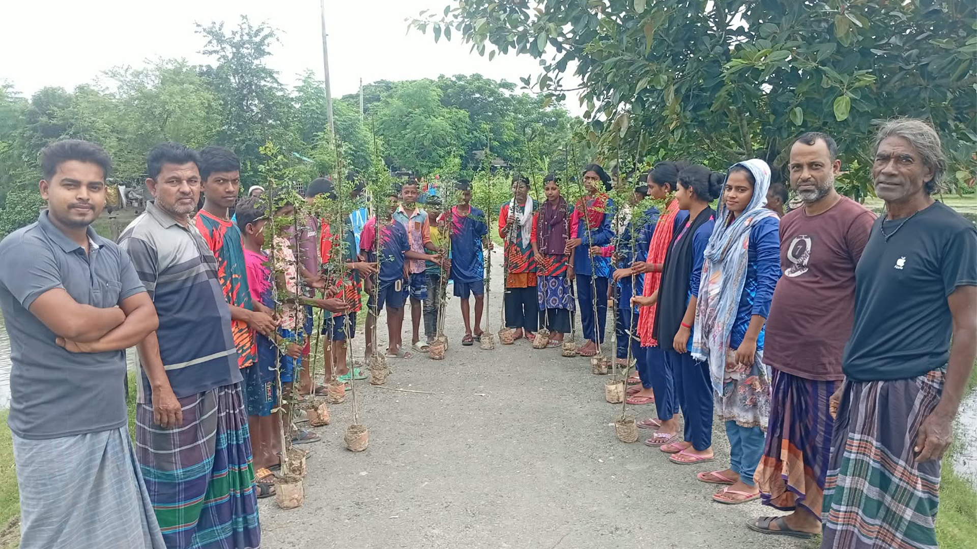 জলবায়ু পরিবর্তন মোকাবিলায় সাতক্ষীরায় ৫৪০০ শিশু-তরুণের হাতে ৮৭৫৩ গাছ ও ১৬৮০০ বীজ রোপণ